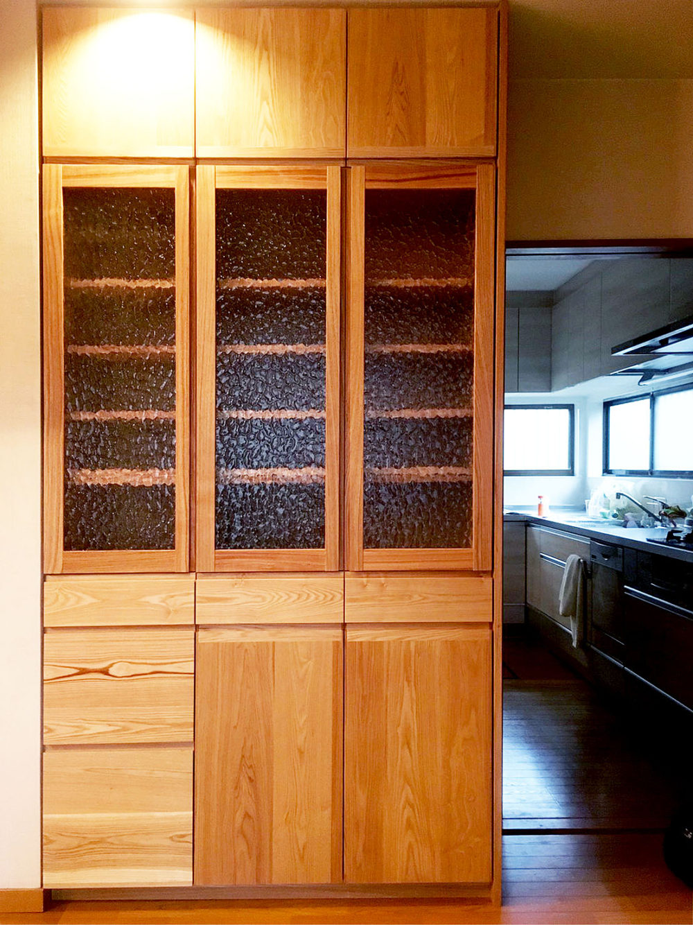 奈良県のお宅の食器棚と壁面収納