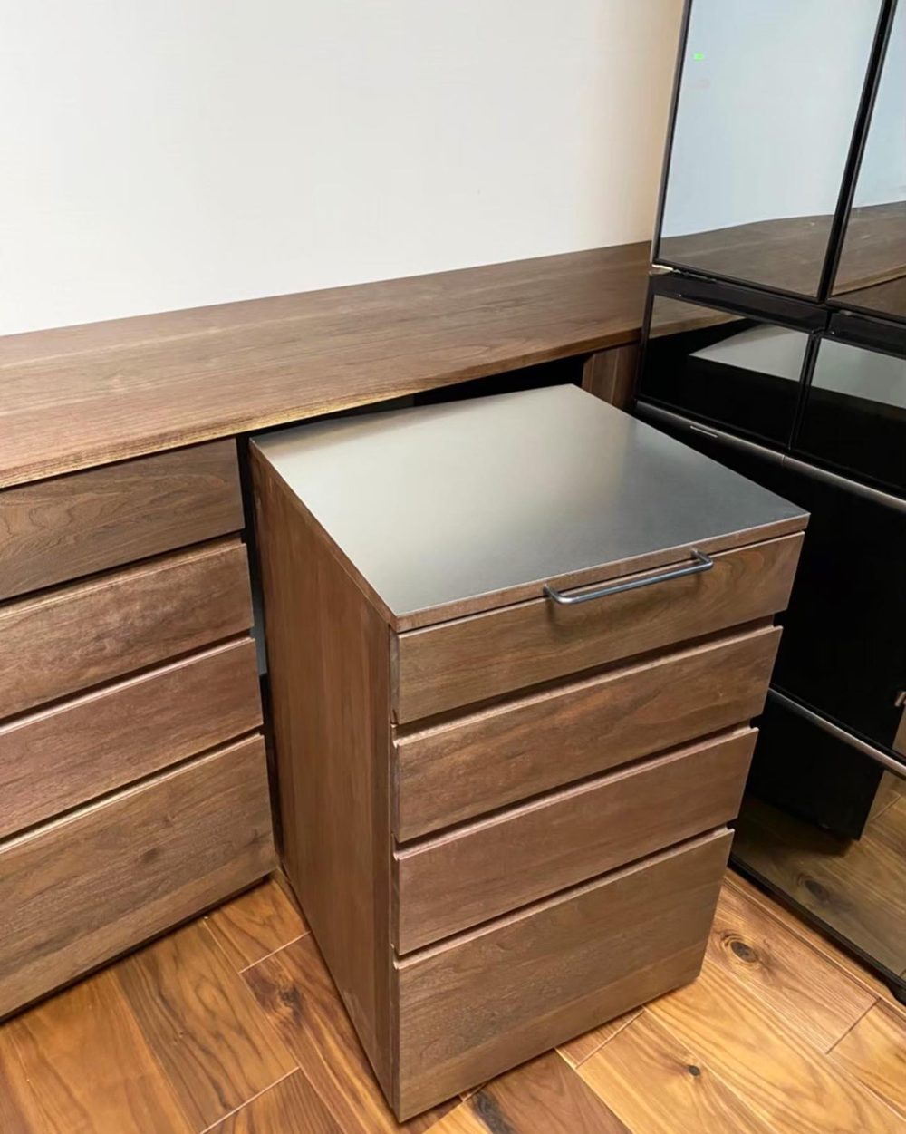 ウォールナットのカップボード