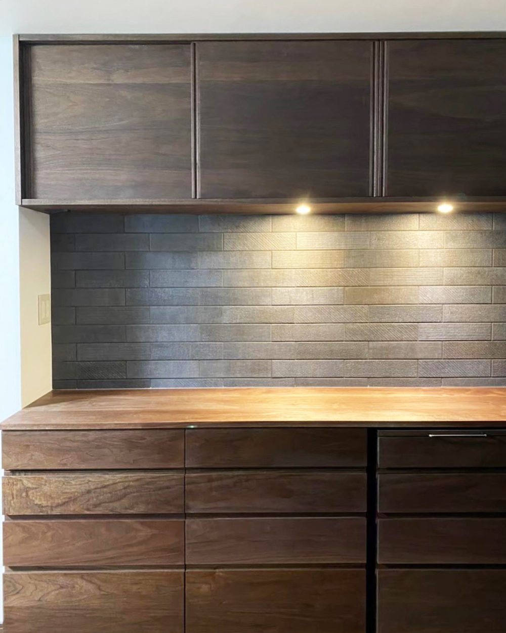 ウォールナットのカップボード