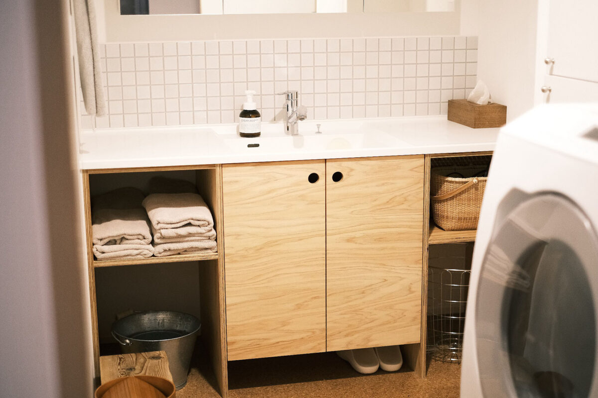 カップボードと洗面台をお使いになっている様子/関東・東京