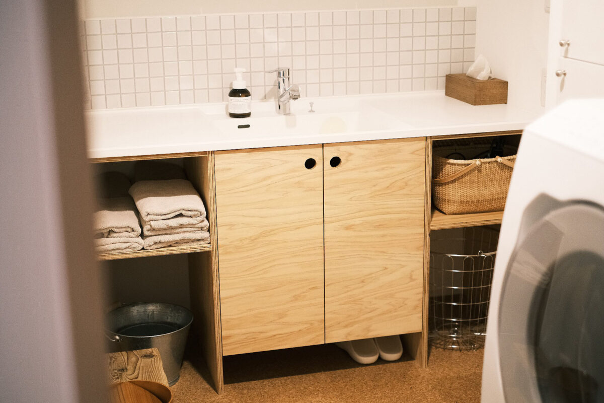 カップボードと洗面台をお使いになっている様子/関東・東京