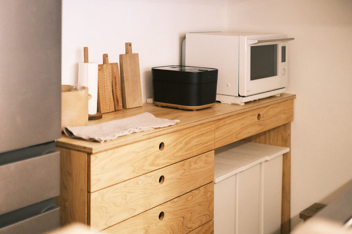 カップボードと洗面台をお使いになっている様子/関東・東京