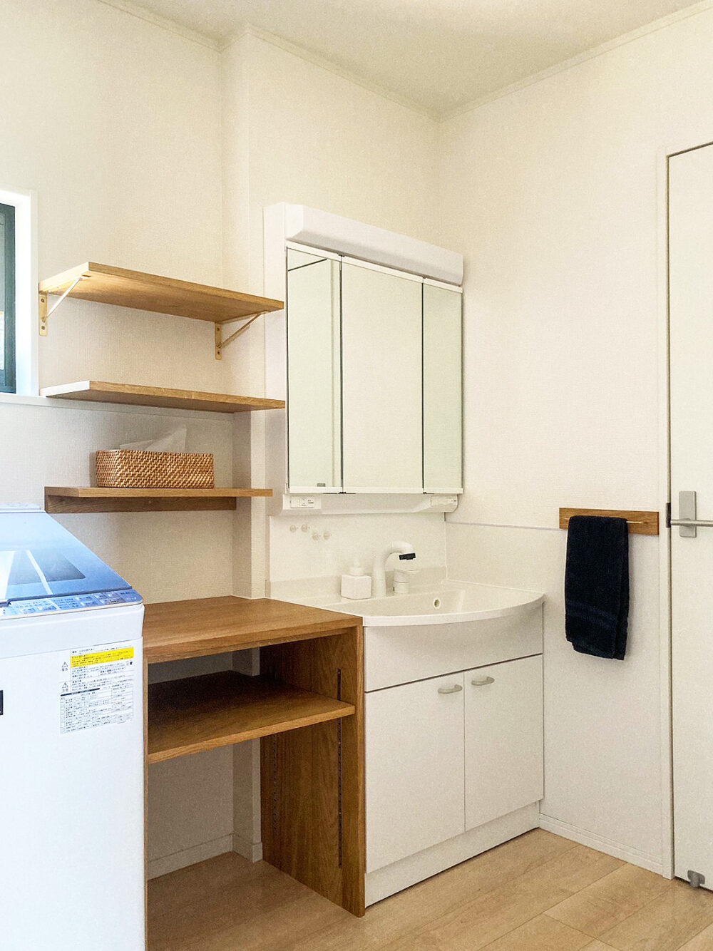 オーダー家具・オークの洗面周り収納、タオル掛け／関西・大阪