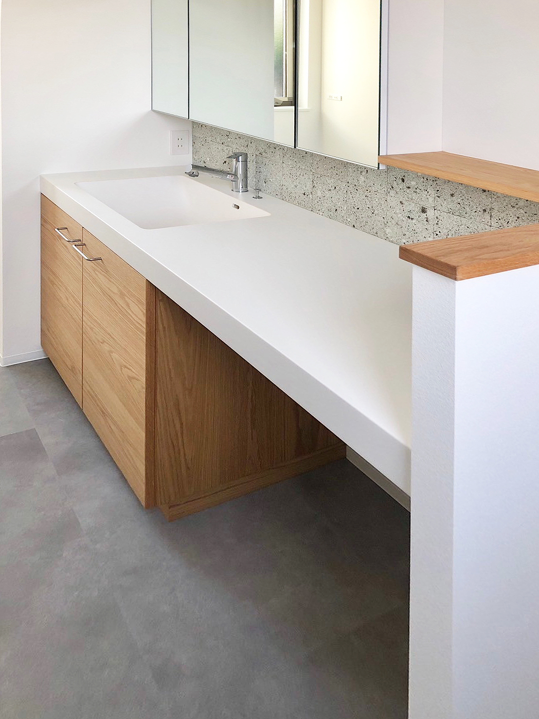 オーダー家具・オークの洗面台収納、飾り棚／関西・大阪